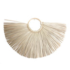 Rotan wanddecoratie in een moderne woonkamer