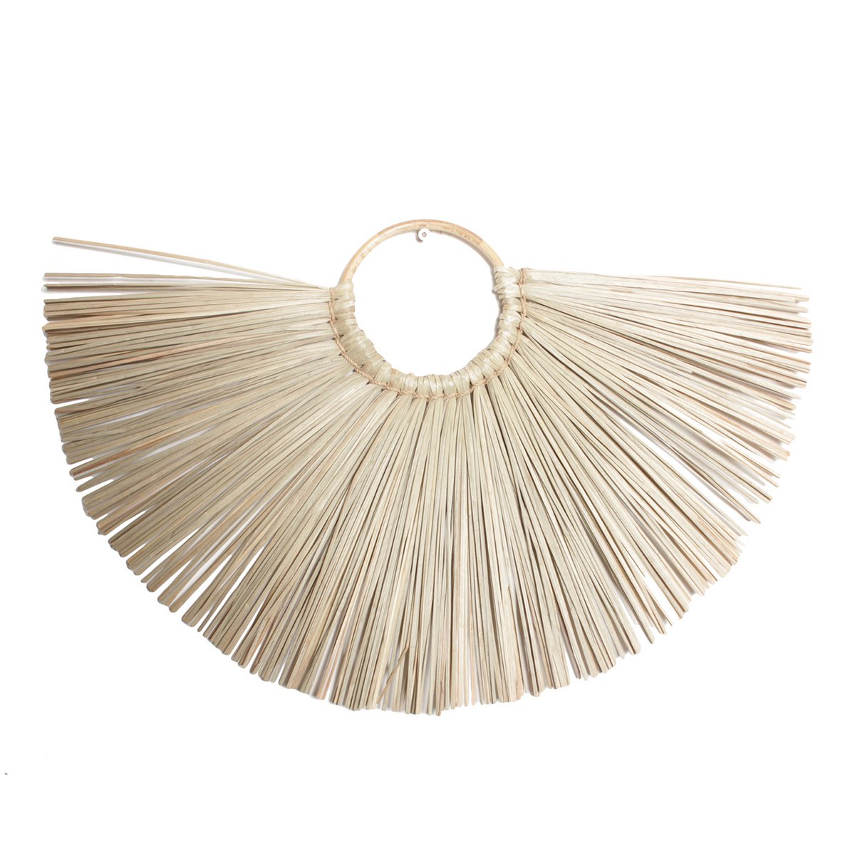 Rotan wanddecoratie in een moderne woonkamer