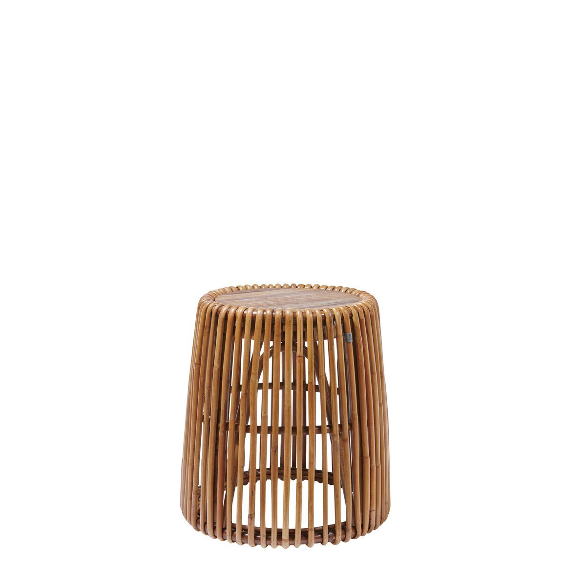 Rotan bijzettafel met teakhouten blad in moderne woonkamer