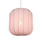 Roze hanglamp met stoffen kap in moderne woonkamer