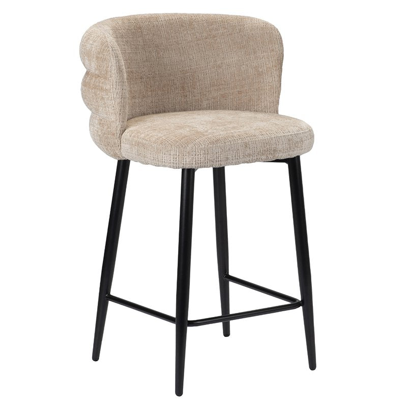 Crèmekleurige barstoel met zachte bekleding in moderne keuken