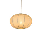 Gouden hanglamp met stoffen kap in moderne woonkamer