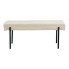 Witte bouclé bank met zwarte metalen poten in moderne woonkamer