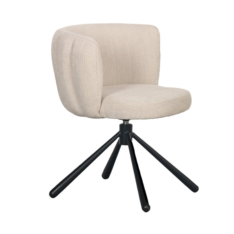 Beige draaistoel met schelpvormige zitting in moderne woonkamer