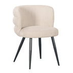 Beige eetkamerstoel met zachte bekleding in moderne eetkamer