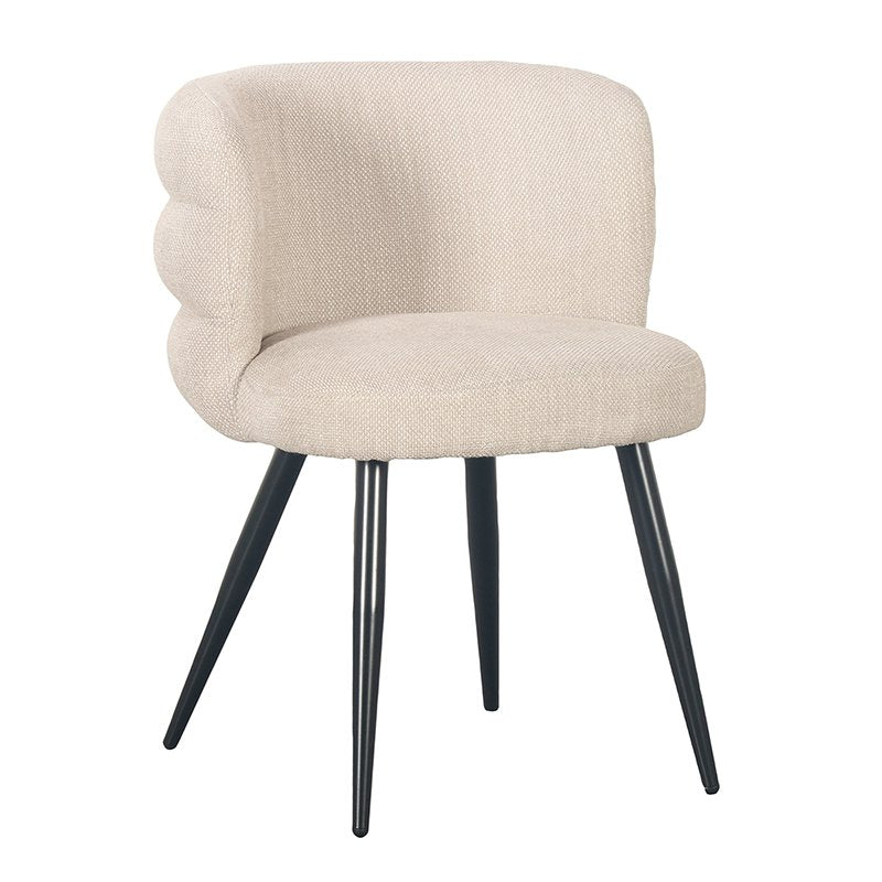 Beige eetkamerstoel met zachte bekleding in moderne eetkamer