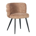 Karamelkleurige eetkamerstoelen in een moderne eetkamer