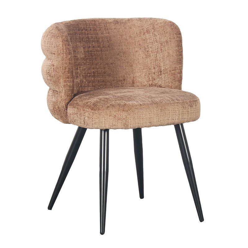 Karamelkleurige eetkamerstoelen in een moderne eetkamer