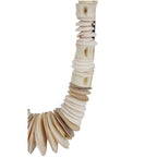 Handgemaakte Shell Ketting op Metalen Standaard