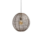 Hanglamp van metaal in antiek brons met ronde kap in woonkamer