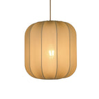 Gouden hanglamp met stoffen kap in moderne woonkamer