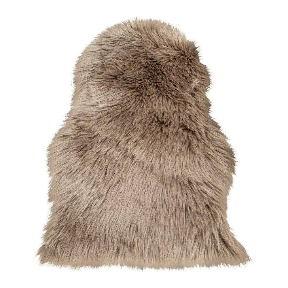 Lichtbruin tapijt van imitatielamsleer in moderne woonkamer