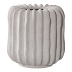 Grijze keramische bloempot in moderne woonkamer