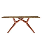 Houten eettafel met ijzeren frame in eetkamer