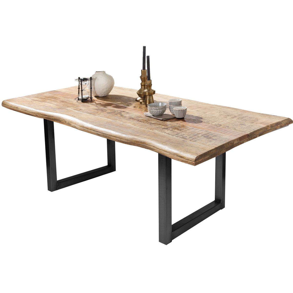 Eettafel van mangohout met zwart metalen frame in een moderne eetkamer