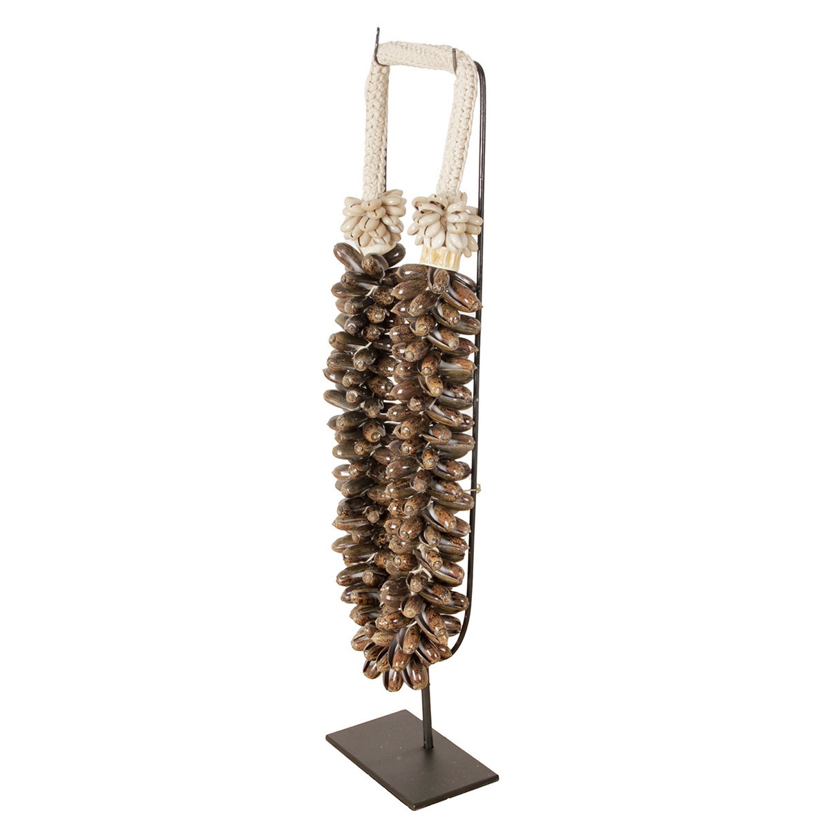 Handgemaakte Schelpenketting op Metalen Standaard