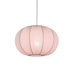 Roze hanglamp van stof in moderne woonkamer