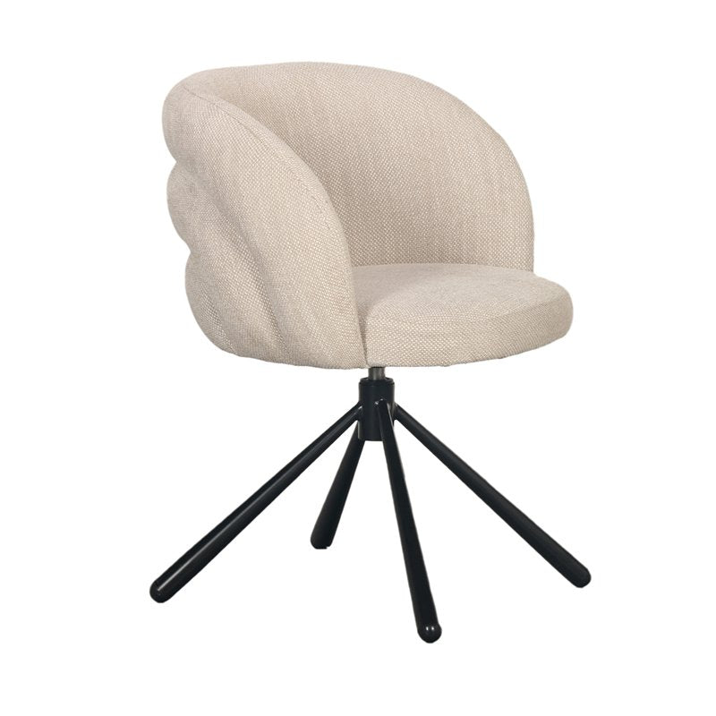 Beige draaistoel met zachte bekleding in moderne woonkamer