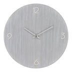 Lichtgrijze MDF wandklok met geruisloos uurwerk in moderne woonkamer