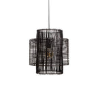 Mat zwarte hanglamp van rotan in een moderne woonkamer