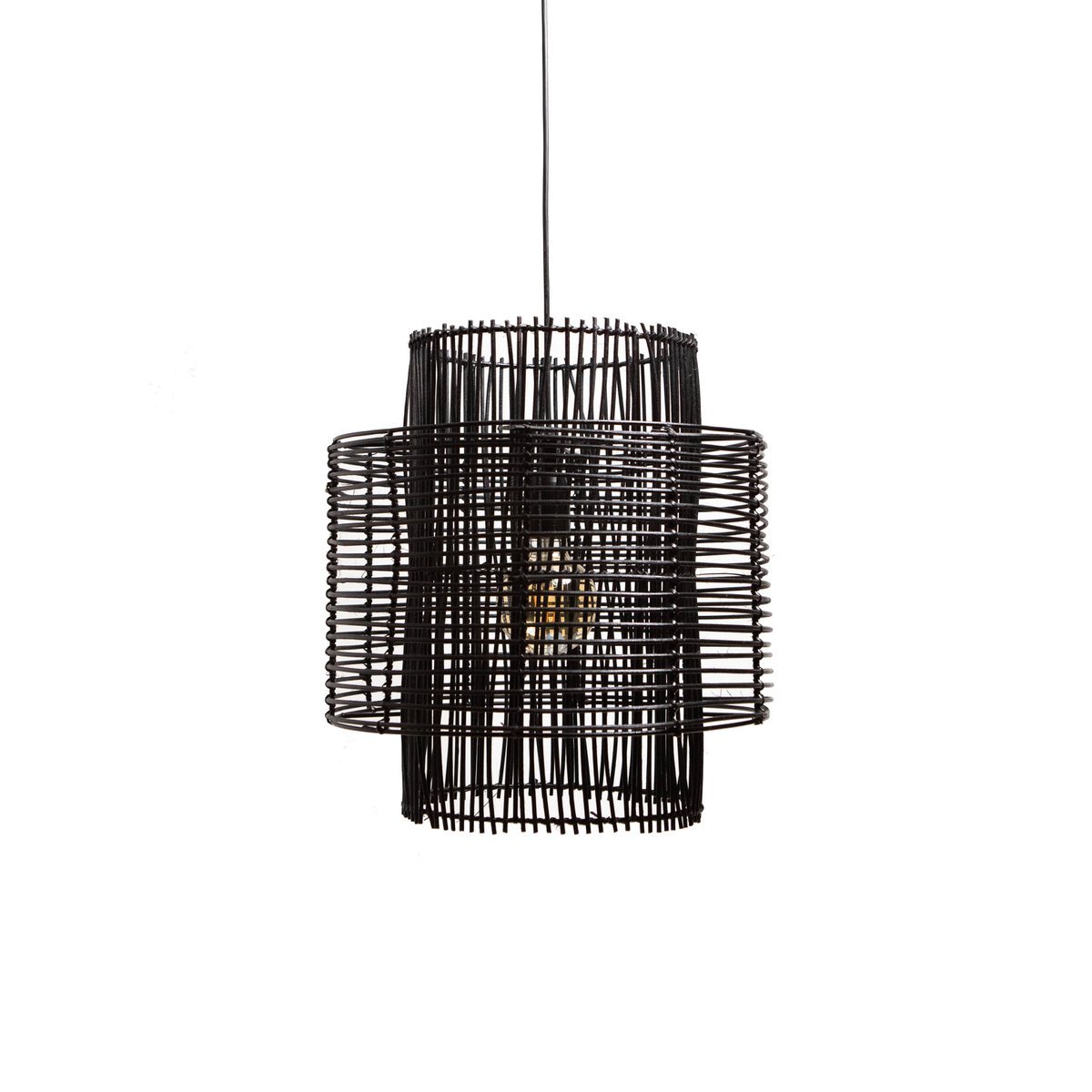 Mat zwarte hanglamp van rotan in een moderne woonkamer