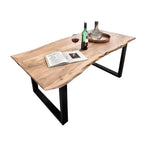 Eettafel met zwart metalen frame en acaciahouten blad in eetkamer