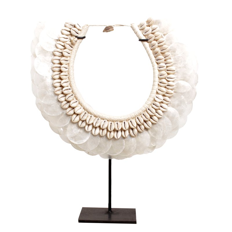 Handgemaakte schelp ketting op metalen standaard, decoratief in woonkamer