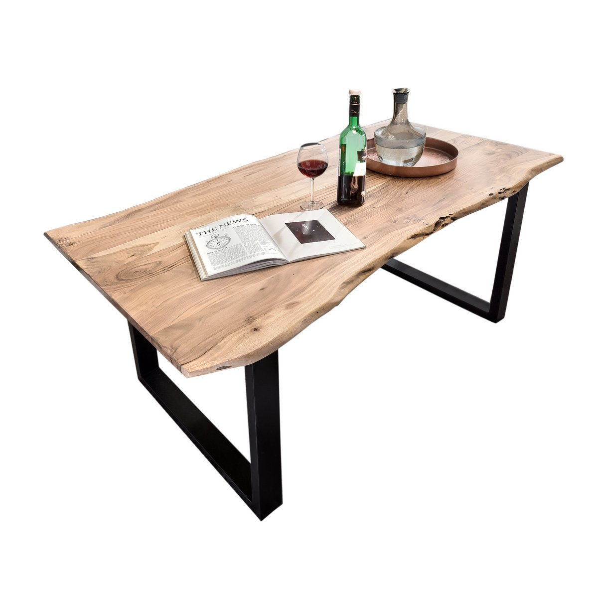 Eettafel met acaciahouten blad en zwart metalen frame in eetkamer