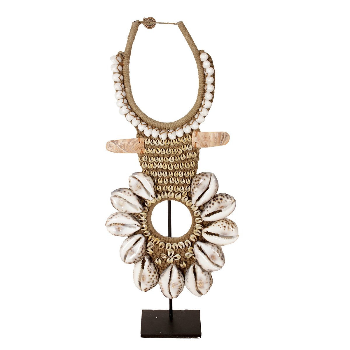 Handgemaakte shell ketting op metalen standaard in interieur