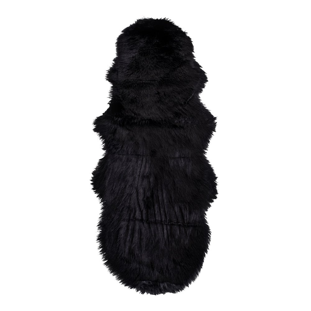 Zwart kunstmatig lamsleertapijt in moderne woonkamer