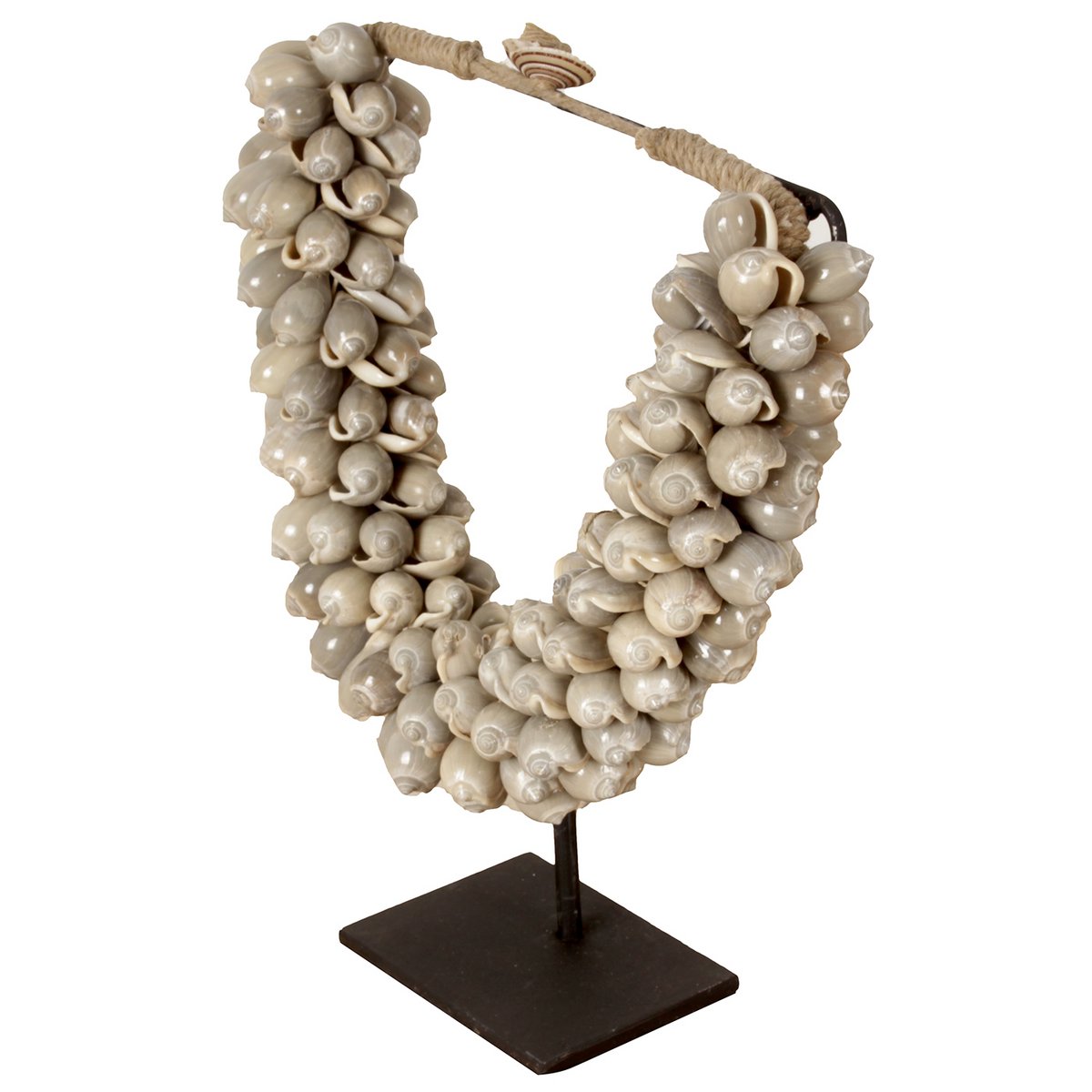 Kleine Schelpenketting op Metalen Standaard