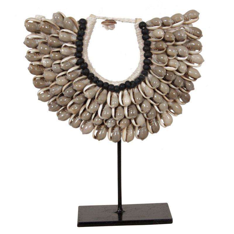 Handgemaakte schelpketting op metalen standaard in interieur