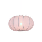Roze hanglamp van stof in een moderne woonkamer