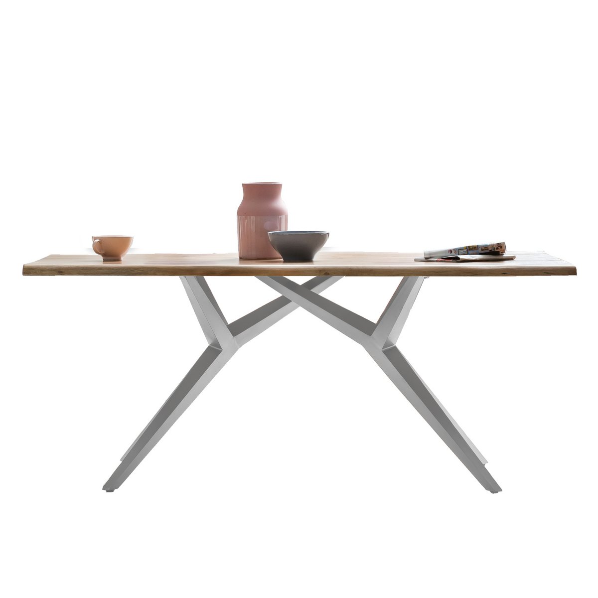 Houten tafel met ijzeren frame in eetkamer