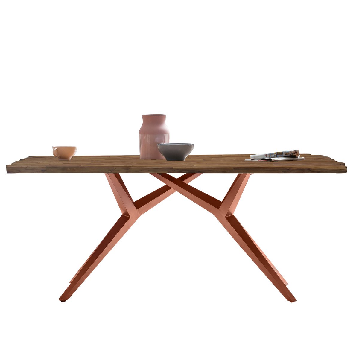 Eettafel met houten blad en ijzeren frame in moderne eetkamer