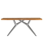 Houten eettafel met ijzeren frame in eetkamer