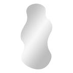 Glazen Palermo spiegel met organische vorm in moderne kamer