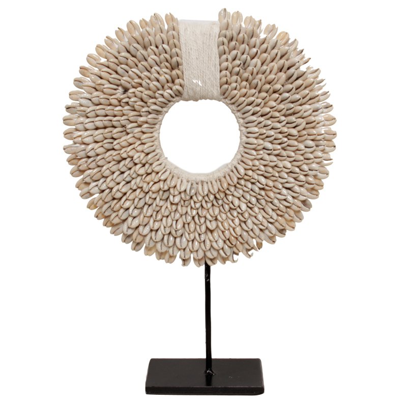 Handgemaakte schelpketting op metalen standaard, decoratief accent