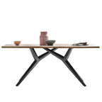 Houten tafel met ijzeren frame in eetkamer