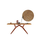 Houten eettafel met ijzeren frame in moderne eetkamer