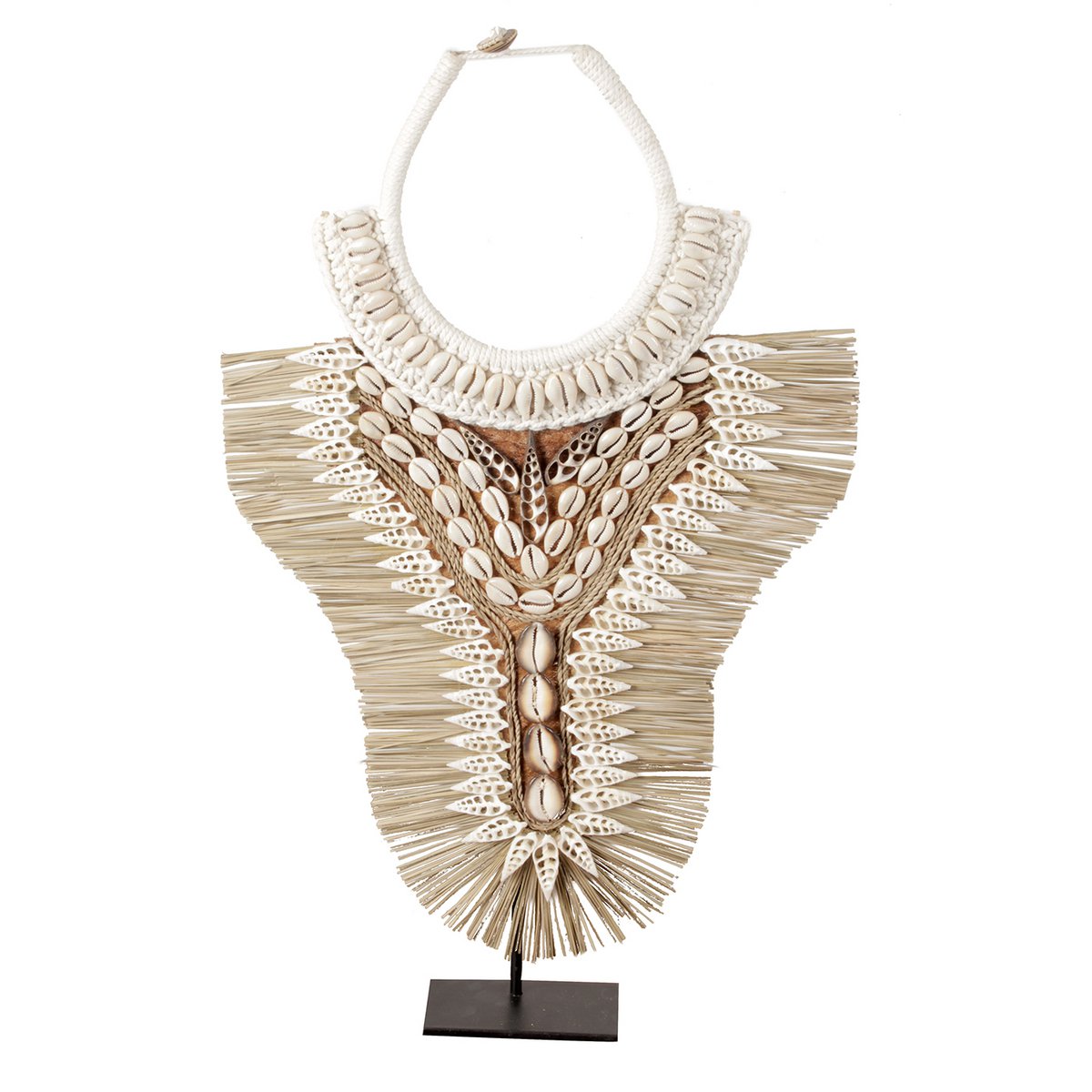 Handgemaakte schaalketting op metalen standaard, decoratief in woonkamer
