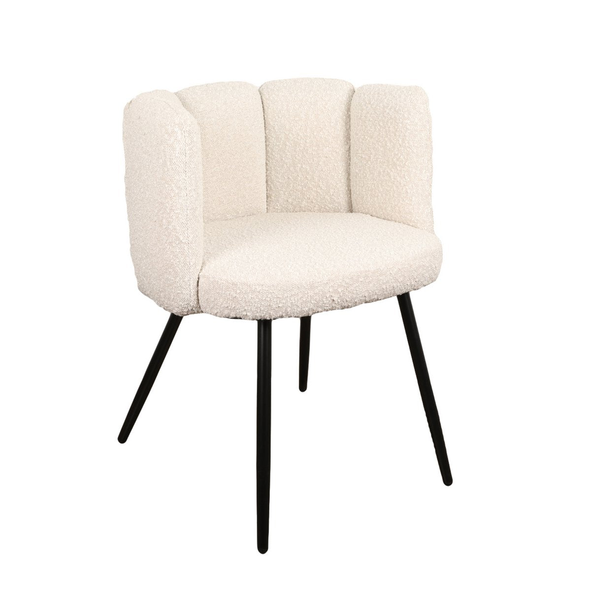 Witte parelmoer boucle eetkamerstoel met unieke rugleuning in moderne eetkamer